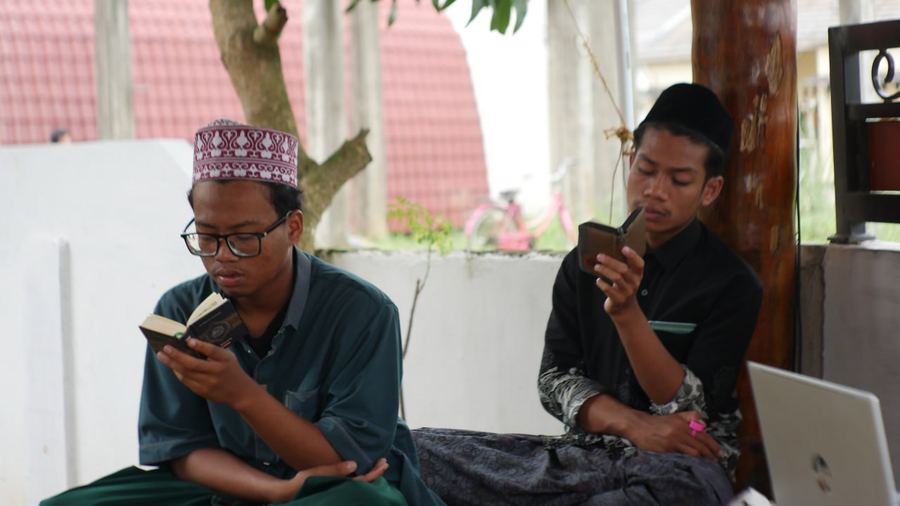 Santri membaca Al-Qur'an
