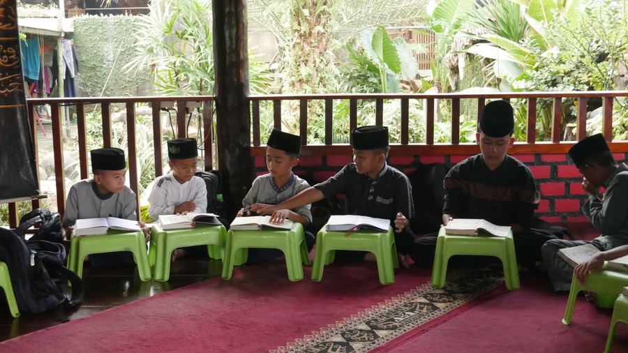 Santri mengaji bersama